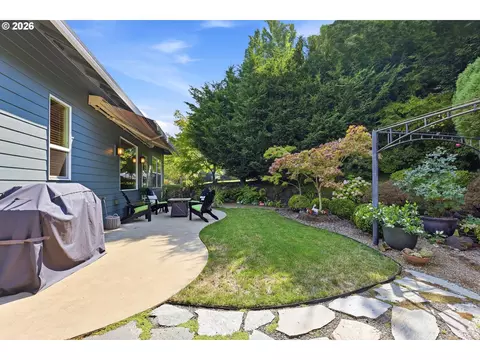 Exterior - 3387 Bentley Ave, Eugene, OR 97405 photo 7 of 14