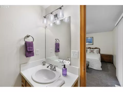 Bath - 2291 SE Hacienda Ave, Gresham, OR 97080 photo 2 of 4
