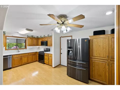 Kitchen - 2291 SE Hacienda Ave, Gresham, OR 97080 photo 2 of 3