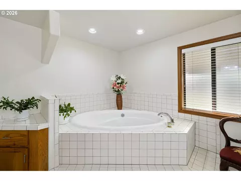 Bath - 2291 SE Hacienda Ave, Gresham, OR 97080 photo 3 of 4