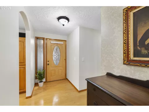 Entry Way - 2291 SE Hacienda Ave, Gresham, OR 97080 photo 2 of 2