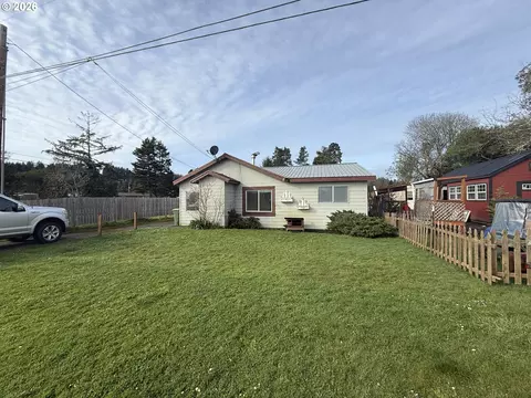 115 N 5th St, Lakeside, OR 97449