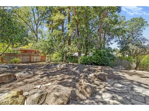 Exterior - 65 W 35th Pl, Eugene, OR 97405 photo 13 of 14
