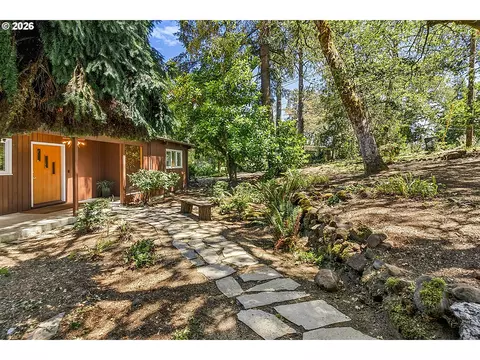 Exterior - 65 W 35th Pl, Eugene, OR 97405 photo 2 of 14