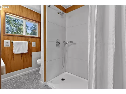 Bath - 65 W 35th Pl, Eugene, OR 97405 photo 3 of 4