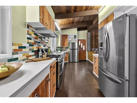 Kitchen - 65 W 35th Pl, Eugene, OR 97405 photo 3 of 5