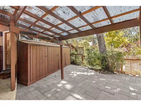Exterior - 65 W 35th Pl, Eugene, OR 97405 photo 7 of 14