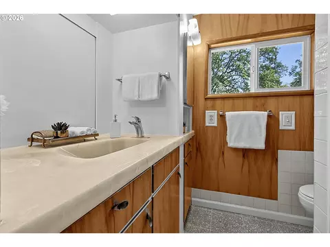 Bath - 65 W 35th Pl, Eugene, OR 97405 photo 2 of 4