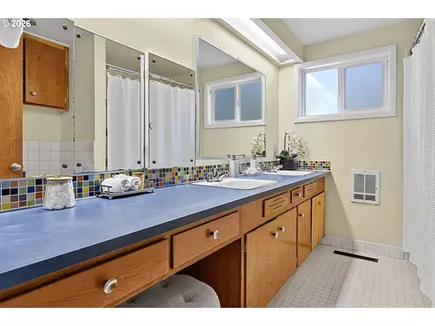 Bath - 65 W 35th Pl, Eugene, OR 97405 photo 1 of 4