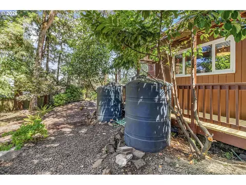 Exterior - 65 W 35th Pl, Eugene, OR 97405 photo 8 of 14
