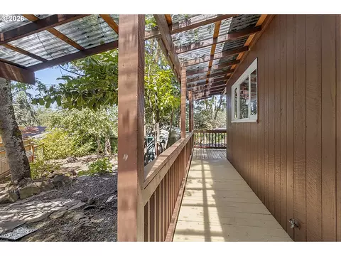 Exterior - 65 W 35th Pl, Eugene, OR 97405 photo 6 of 14