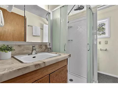 Bath - 65 W 35th Pl, Eugene, OR 97405 photo 4 of 4