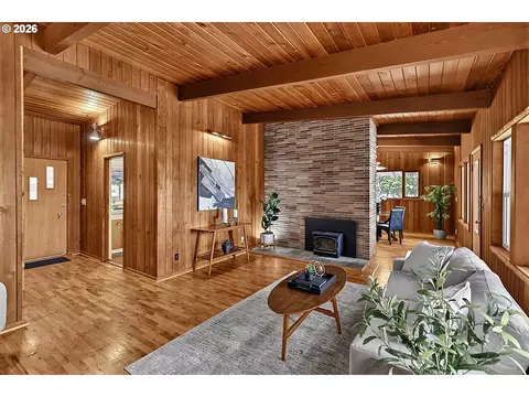 Living - 65 W 35th Pl, Eugene, OR 97405 photo 3 of 4