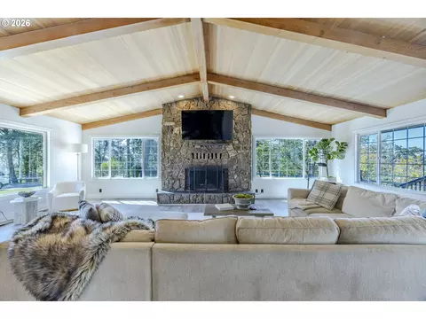 Living - 86616 Pine Grove Rd, Eugene, OR 97402 photo 2 of 4