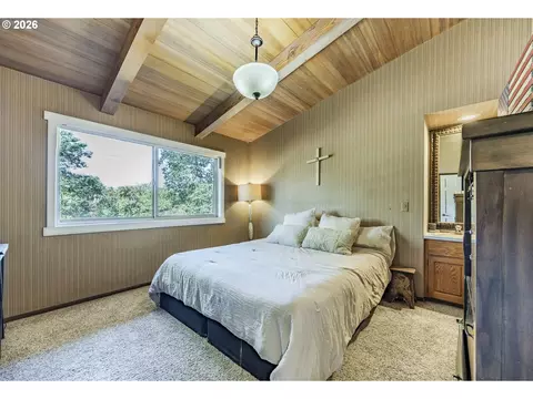 Bedroom - 86616 Pine Grove Rd, Eugene, OR 97402 photo 2 of 4