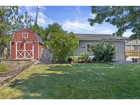 Exterior - 946 E 4th Ave, Riddle, OR 97469 photo 4 of 6
