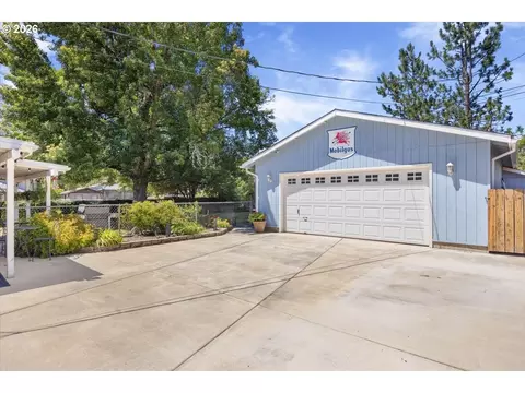 Exterior - 946 E 4th Ave, Riddle, OR 97469 photo 1 of 6