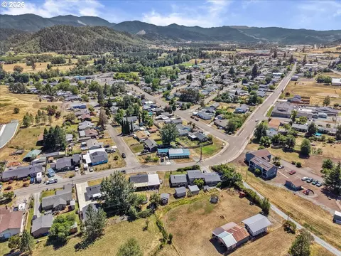 View/Area - 946 E 4th Ave, Riddle, OR 97469 photo 2 of 6