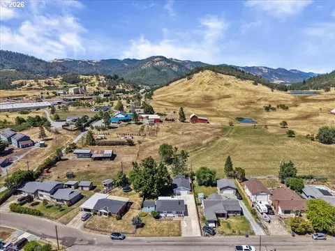 View/Area - 946 E 4th Ave, Riddle, OR 97469 photo 6 of 6