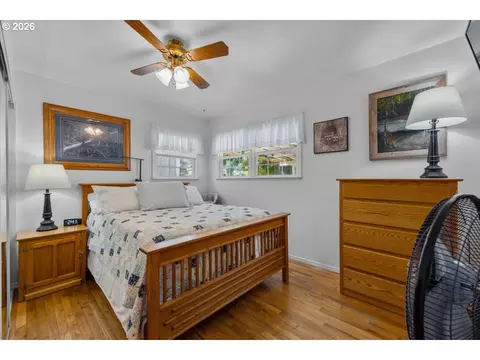 Bedroom - 946 E 4th Ave, Riddle, OR 97469 photo 2 of 2