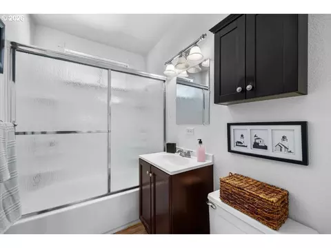 Bath - 946 E 4th Ave, Riddle, OR 97469 photo 1 of 1