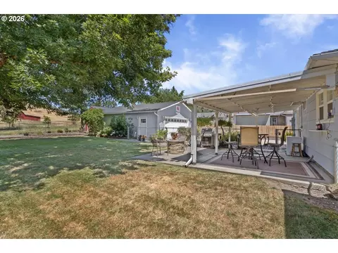 Exterior - 946 E 4th Ave, Riddle, OR 97469 photo 5 of 6