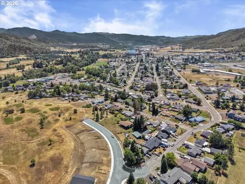 View/Area - 946 E 4th Ave, Riddle, OR 97469 photo 4 of 6