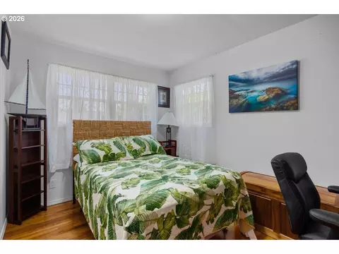 Bedroom - 946 E 4th Ave, Riddle, OR 97469 photo 1 of 2