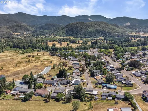 View/Area - 946 E 4th Ave, Riddle, OR 97469 photo 1 of 6