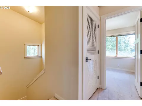 Entry Way - 1485 Perdue Loop, Eugene, OR 97401 photo 2 of 3