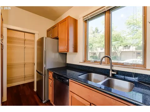 Kitchen - 1485 Perdue Loop, Eugene, OR 97401 photo 4 of 4