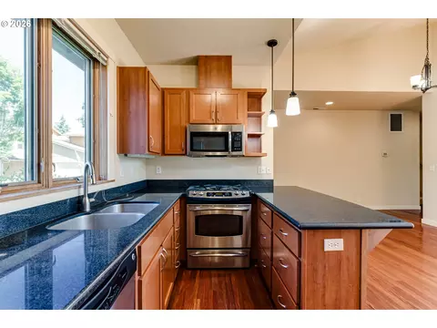 Kitchen - 1485 Perdue Loop, Eugene, OR 97401 photo 3 of 4