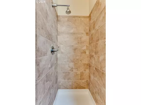 Bath - 1485 Perdue Loop, Eugene, OR 97401 photo 2 of 4