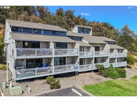 28 NW Mountain View Dr, Roseburg, OR 97471