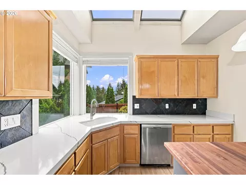 Kitchen - 3324 Bentley Ave, Eugene, OR 97405 photo 2 of 3