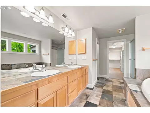Bath - 3324 Bentley Ave, Eugene, OR 97405 photo 2 of 5