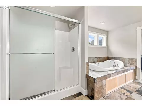 Bath - 3324 Bentley Ave, Eugene, OR 97405 photo 3 of 5