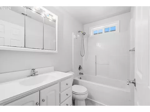 Bath - 151 Rockridge Loop, Eugene, OR 97405 photo 2 of 3