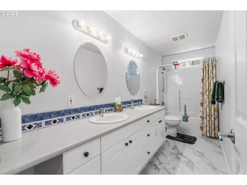Bath - 151 Rockridge Loop, Eugene, OR 97405 photo 1 of 3