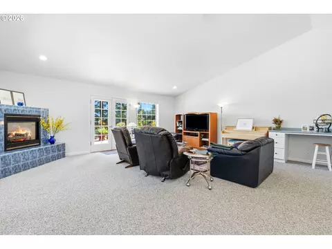 Living - 151 Rockridge Loop, Eugene, OR 97405 photo 1 of 2