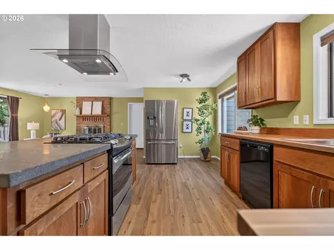 Kitchen - 1074 SE Paloma Pl, Gresham, OR 97080 photo 5 of 6