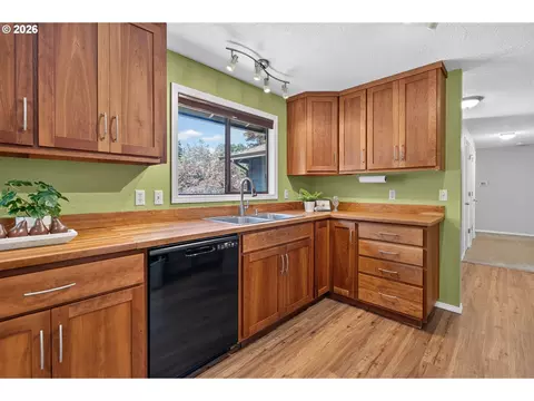 Kitchen - 1074 SE Paloma Pl, Gresham, OR 97080 photo 4 of 6