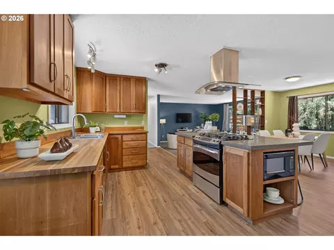 Kitchen - 1074 SE Paloma Pl, Gresham, OR 97080 photo 3 of 6