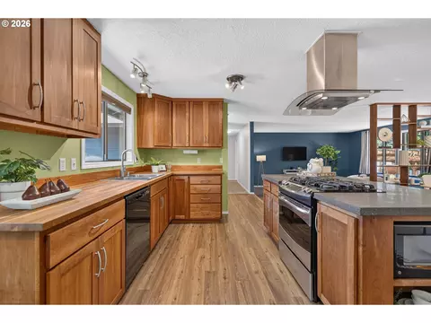 Kitchen - 1074 SE Paloma Pl, Gresham, OR 97080 photo 1 of 6
