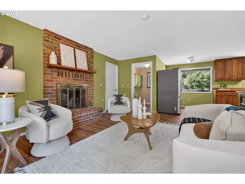 Living - 1074 SE Paloma Pl, Gresham, OR 97080 photo 2 of 8