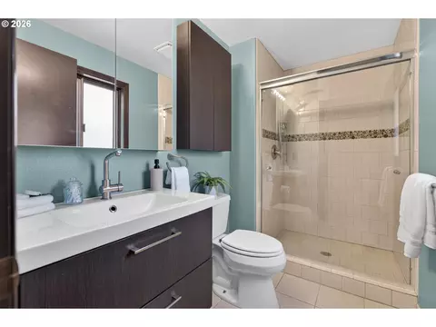 Bath - 1074 SE Paloma Pl, Gresham, OR 97080 photo 1 of 2