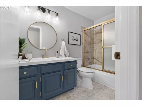 Bath - 1074 SE Paloma Pl, Gresham, OR 97080 photo 2 of 2