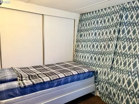 Bedroom - 1050 W Central Ave, Sutherlin, OR 97479 photo 2 of 2