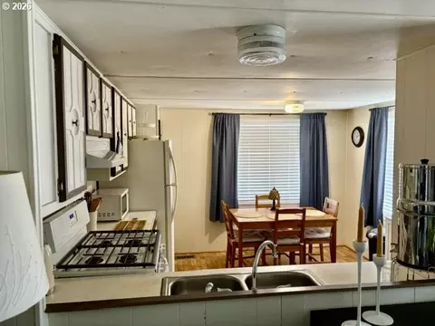 Kitchen - 1050 W Central Ave, Sutherlin, OR 97479 photo 5 of 6
