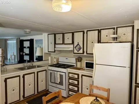 Kitchen - 1050 W Central Ave, Sutherlin, OR 97479 photo 3 of 6
